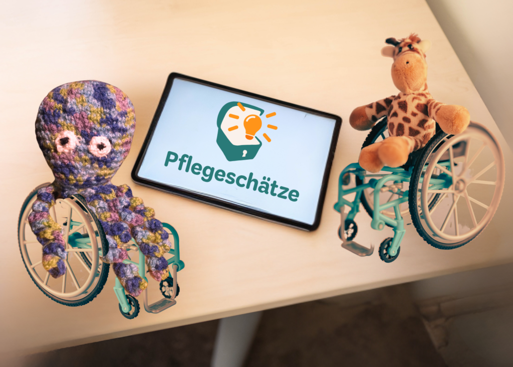 Zwei Kuscheltiere im Rollstuhl sitzen neben einem Tablet, auf dem das Pflegeschätze-Logo (eine Schatztruhe mit einer Glühbirne) zu sehen ist. 