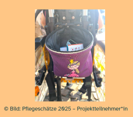 Fahrradtasche an Rollstuhl